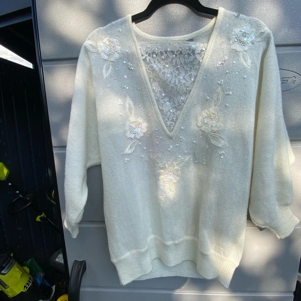 VINTAGE MID CENTURY WHITE FLORAL SEQUINS V NECK BATWING SLEEVE SWEATER-CLASSIC S